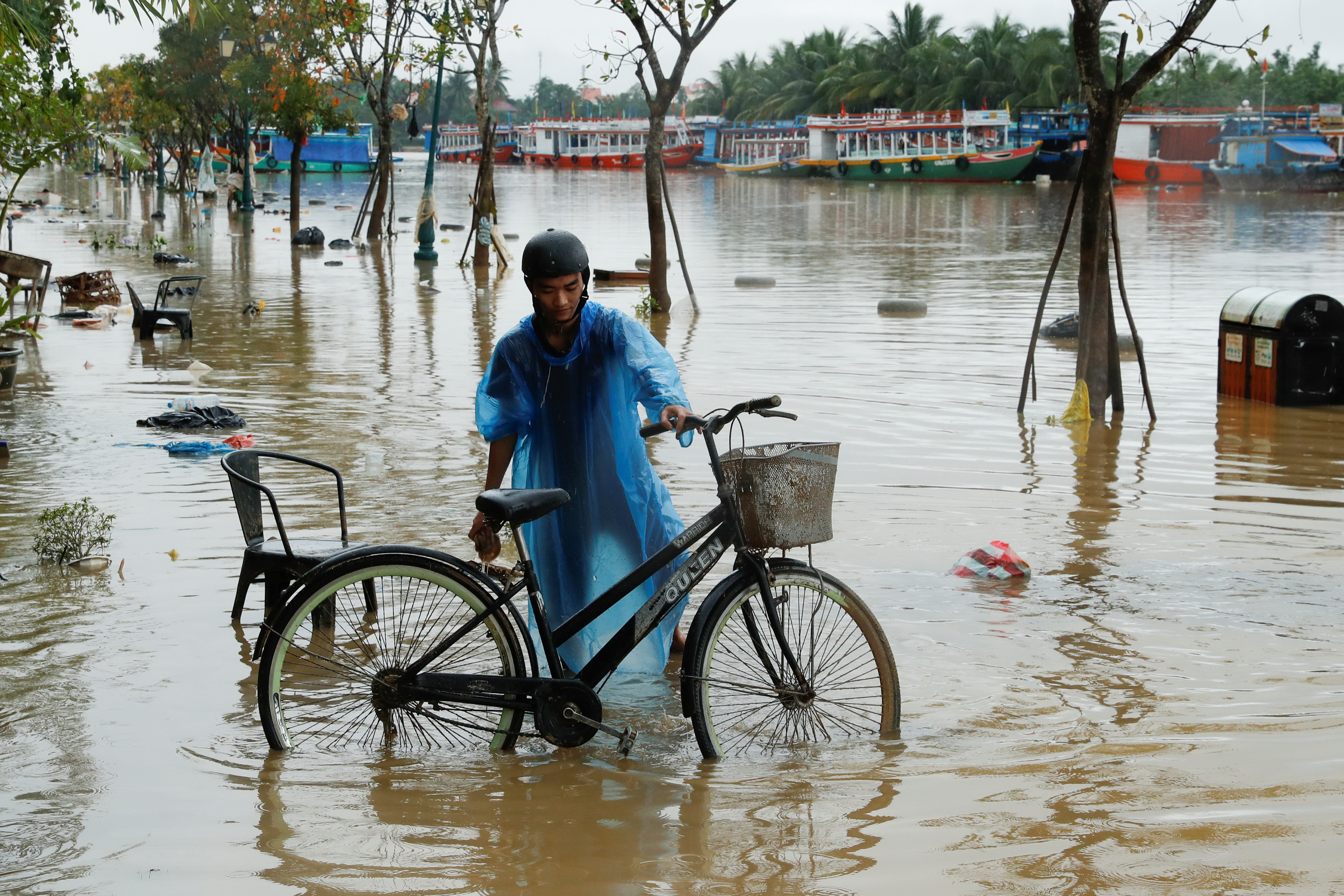 A woman walks along a street full of debris caused by flooding by Typhoon Damrey in the ancient UNESCO heritage town of Hoi An, Vietnam November 8, 2017. Photo: Reuters