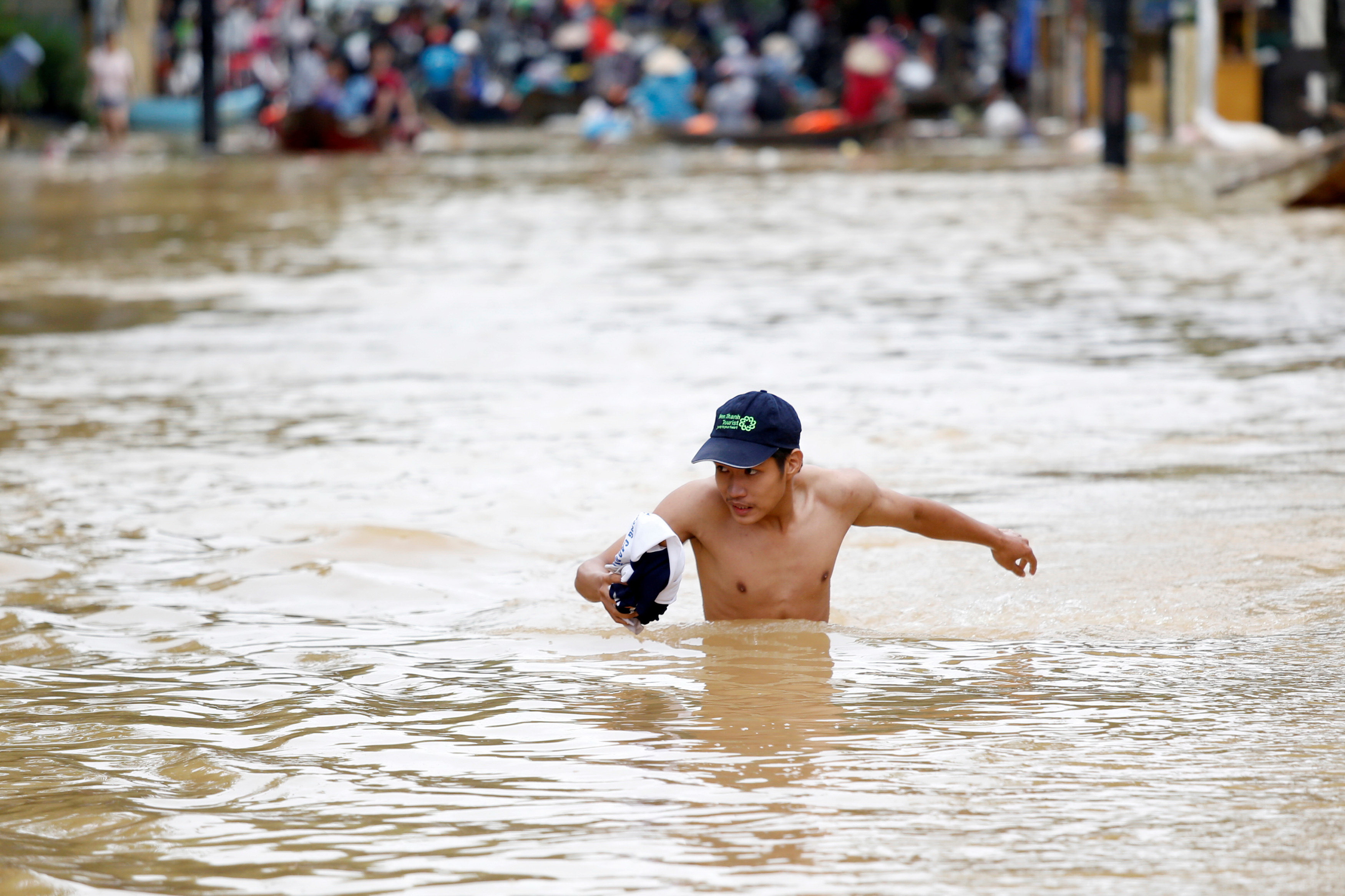 A man wades along a street flooded by Typhoon Damrey in the ancient UNESCO heritage town of Hoi An, Vietnam November 7, 2017. Photo: Reuters