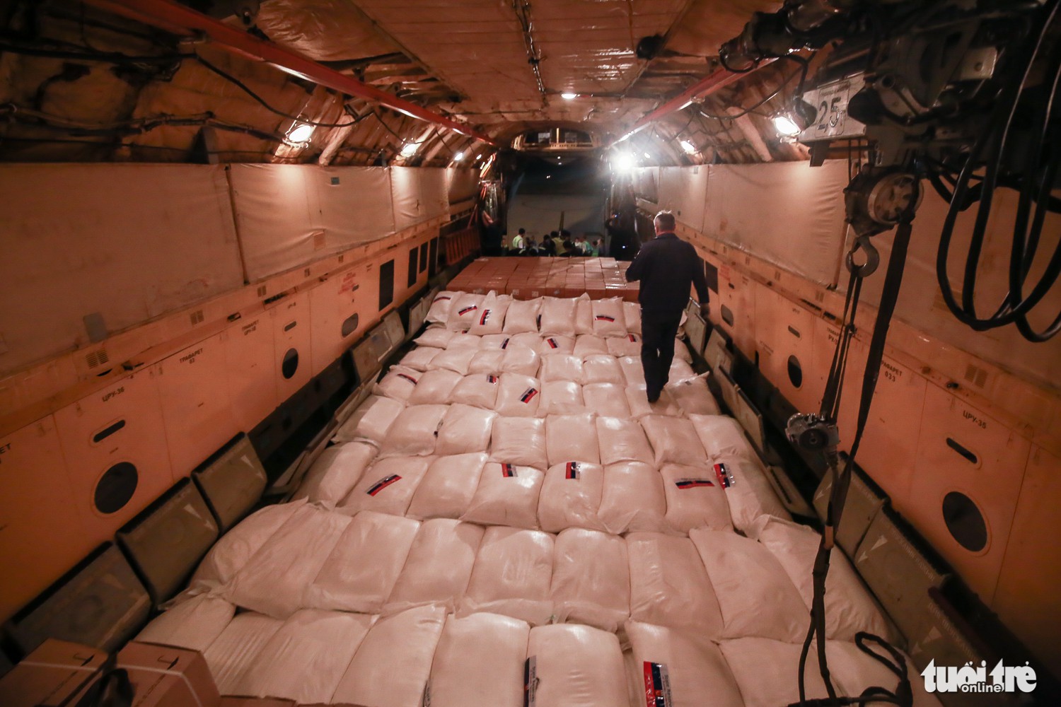 The inside the Russian Il-76 freighter is filled with relief goods, including milk, sugar, canned food, and tents. Photo: Tuoi Tre