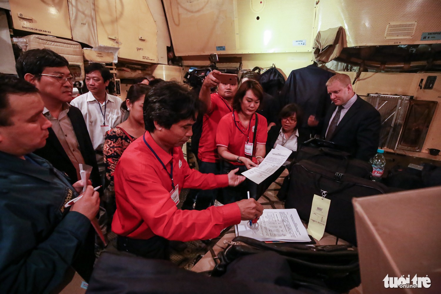 Local authorities clear the Russian goods for import into Vietnam. Photo: Tuoi Tre
