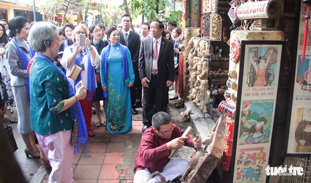 Spouses of APEC leaders watch as an artisan demonstrates his wood carving skills in Hoi An Ancient Town, November 11, 2017. Photo: Tuoi Tre