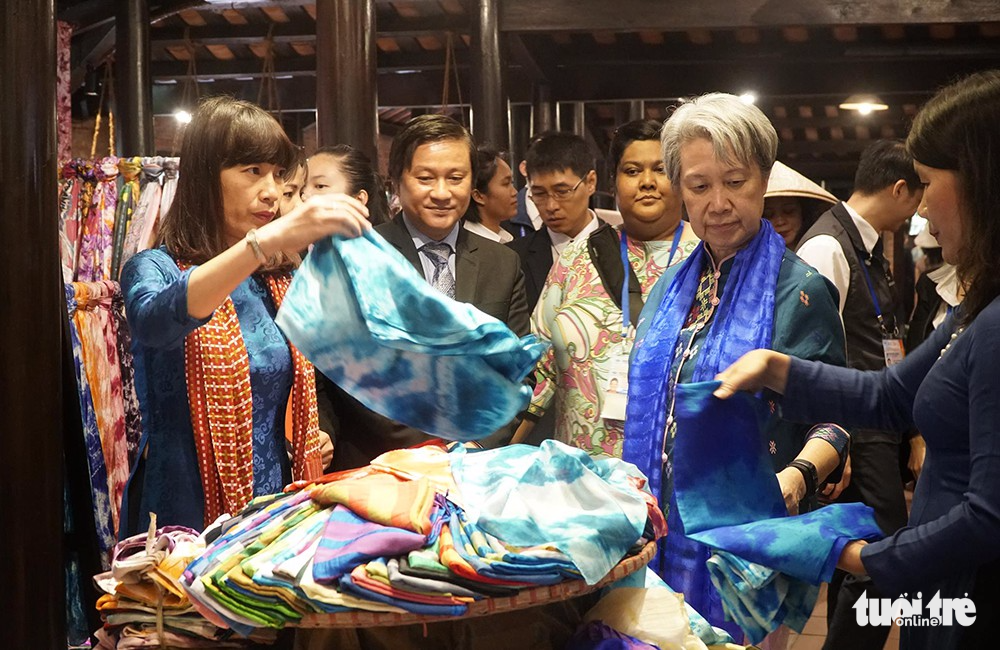 Spouses of APEC leaders shops for traditional Vietnamese silk at the Hoi An Silk Village in Hoi An Ancient Town, November 11, 2017. Photo: Tuoi Tre