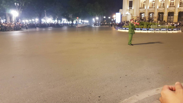A downtown street in Hanoi is blocked off to wait for the motorcade of U.S. President Donald Trump, November 11, 2017. Photo: Tuoi Tre