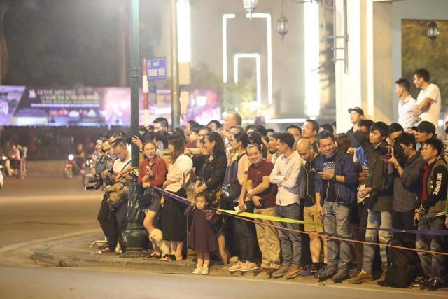 Hanoi residents wait outside the Metropole Hotel to welcome U.S. President Donald Trump, November 11, 2017. Photo: Tuoi Tre