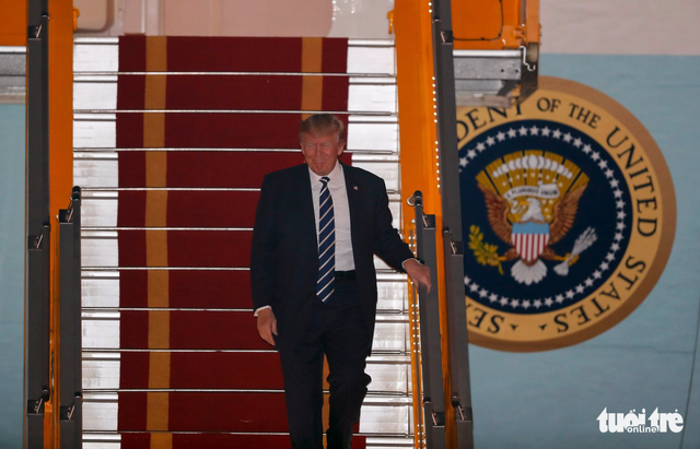 U.S. President Donald Trump walks off the Air Force One after landing in Hanoi, November 11, 2017. Photo: Tuoi Tre