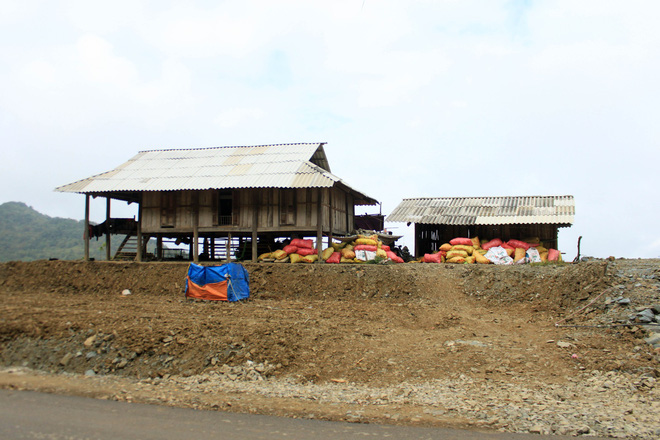 Houses on the way to Ta Xua Village. Photo: Thu Hue
