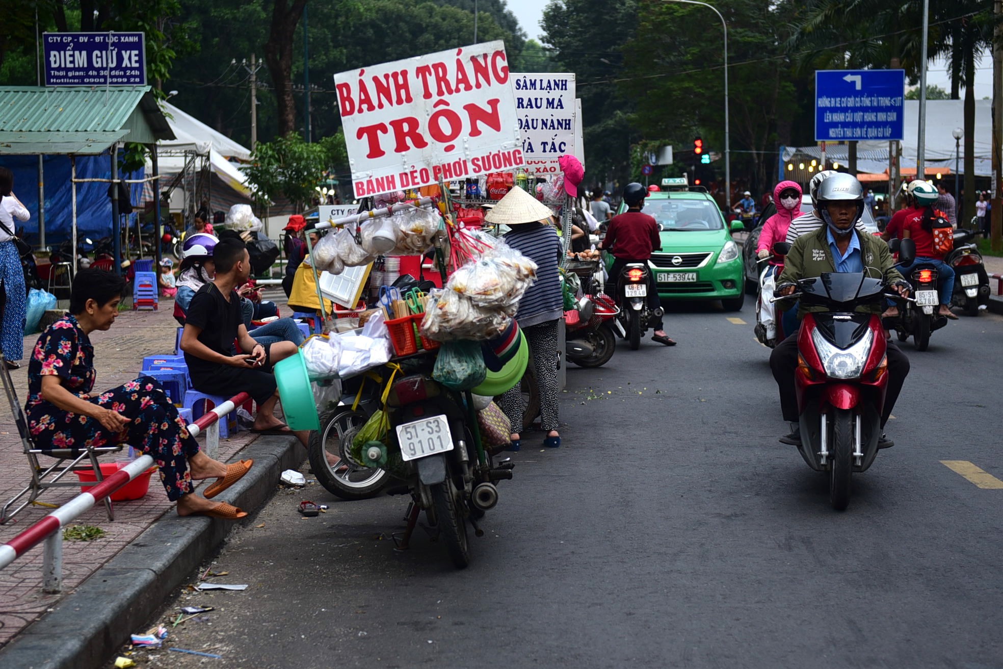 Street peddlers at work. Photo: Tuoi Tre