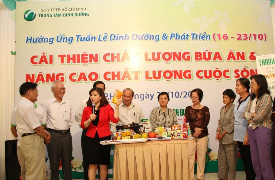 Mrs. Diep Do (L), Director of Nutrition Centre of HCM City, introduced “3 Mien iodized Bouillon” in a conference to promote a healthy lifestyle (HCMC, Oct 26th 2016)

 [Photo courtesy of UNIBEN]