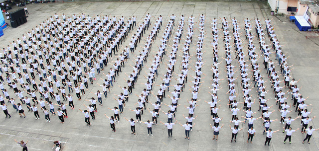 Ho Chi Minh City youths take part in the dance ensemble to welcome the 11th National Congress of the Ho Chi Minh Communist Youth Union, December 3, 2017. Photo: Tuoi Tre