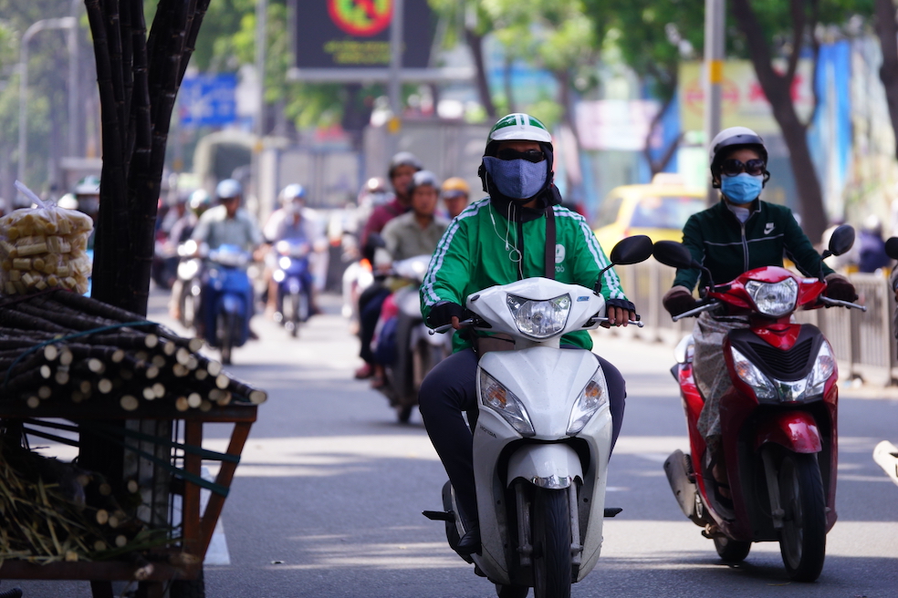 A GrabBiker on 3 Thang 2 Street in Ho Chi Minh City, November 30, 2017. Photo: Tien Bui/Tuoi Tre News