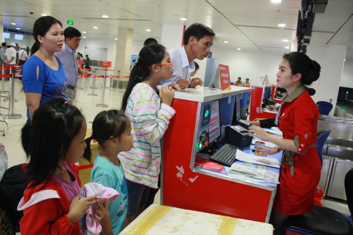 People check in at a Vietjet counter. Photo: Tuoi Tre