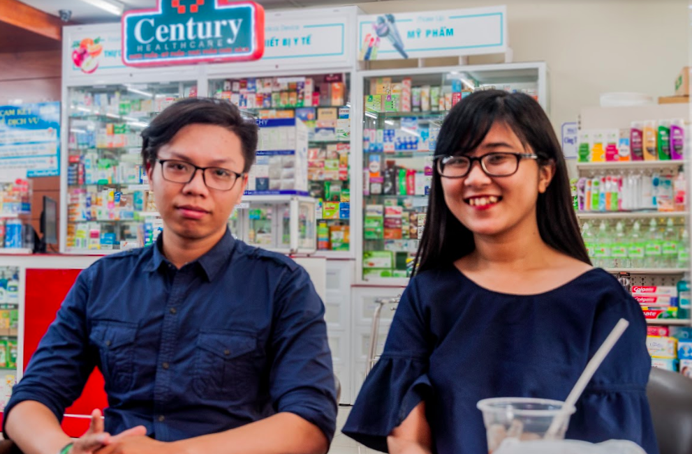 Gen Z: Justin, 23 and Huyen, 20 spoke to Tuoi Tre News at their local convenience store Photo: Vu Ha Kim Vy