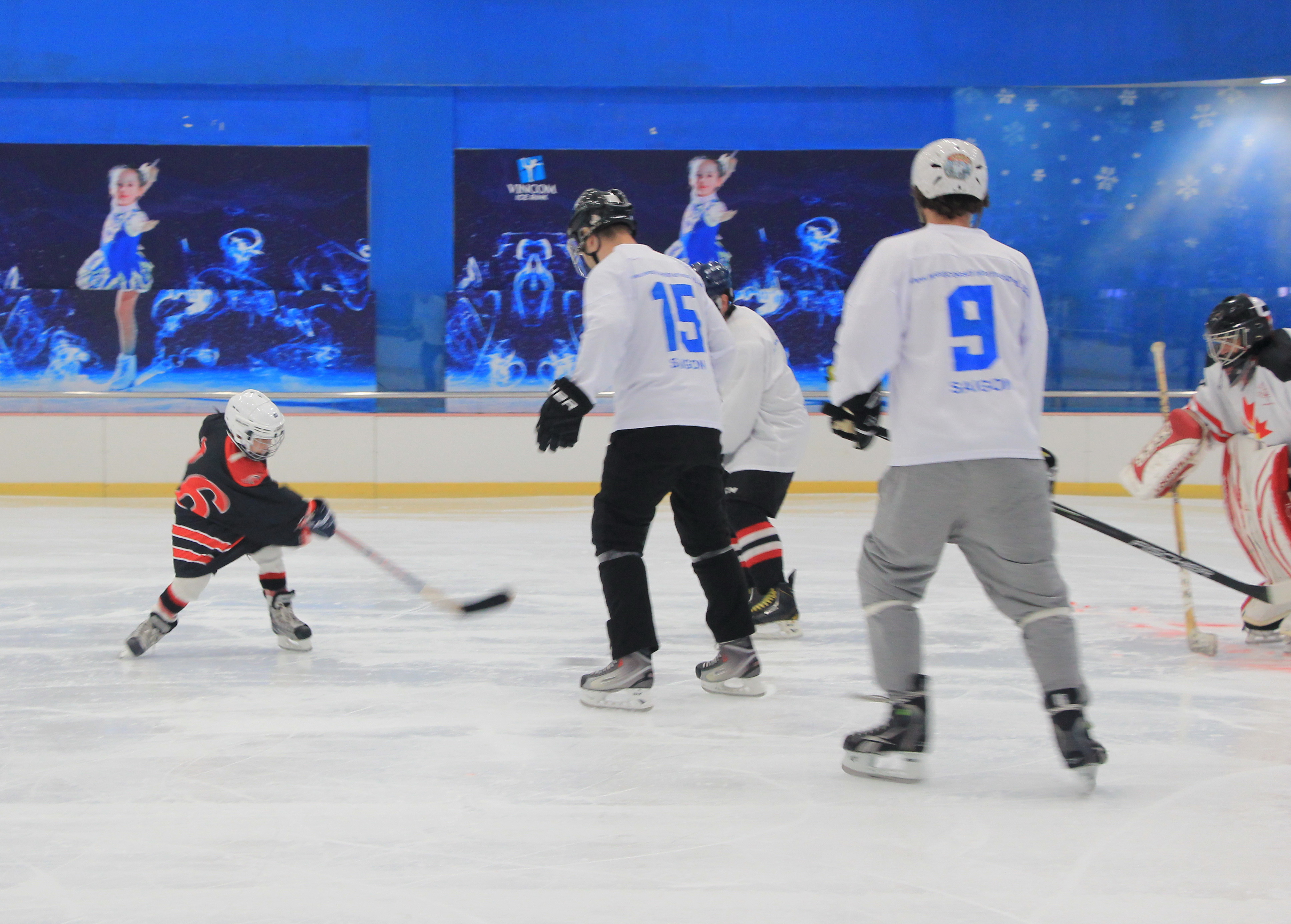 Young hockey player on the move - Photo: Dong Nguyen/ Tuoi Tre News