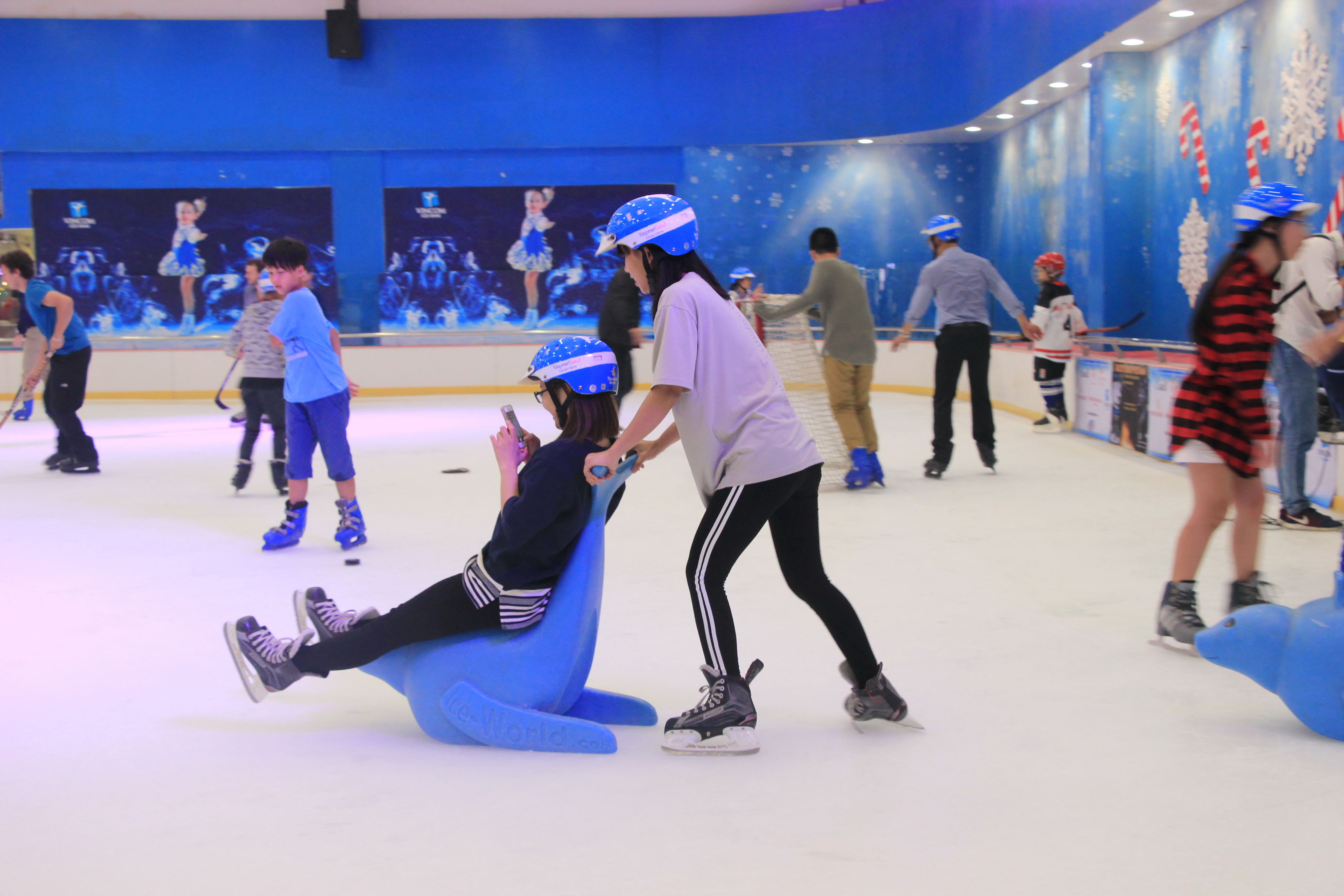 Young Vietnamese enjoyed ice skating at the event held by the Consulate General of Canada and CanCham in Ho Chi Minh City - Photo: Dong Nguyen/ Tuoi Tre News