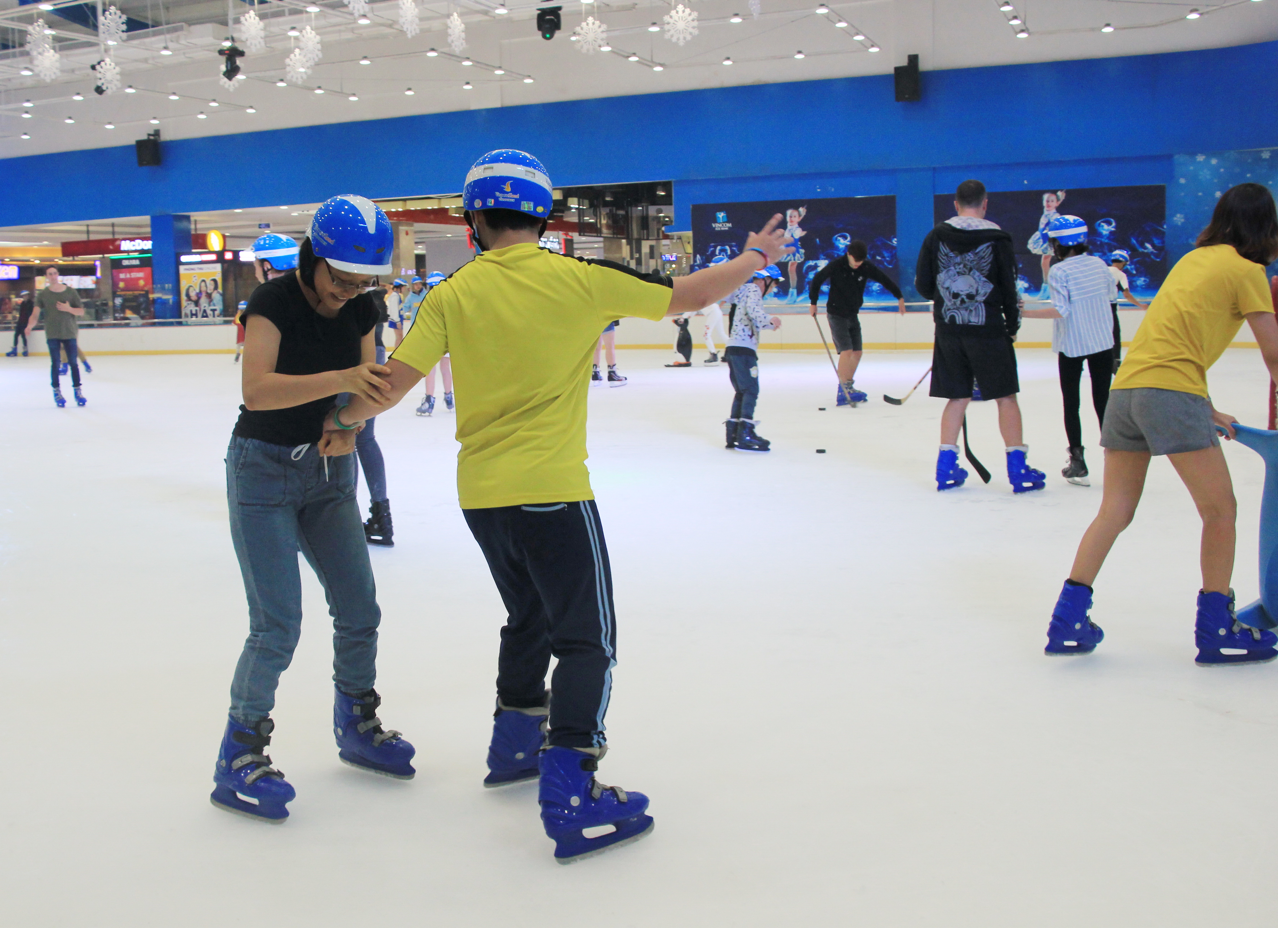 Young Vietnamese enjoyed ice skating at the event held by the Consulate General of Canada and CanCham in Ho Chi Minh City - Photo: Dong Nguyen/ Tuoi Tre News