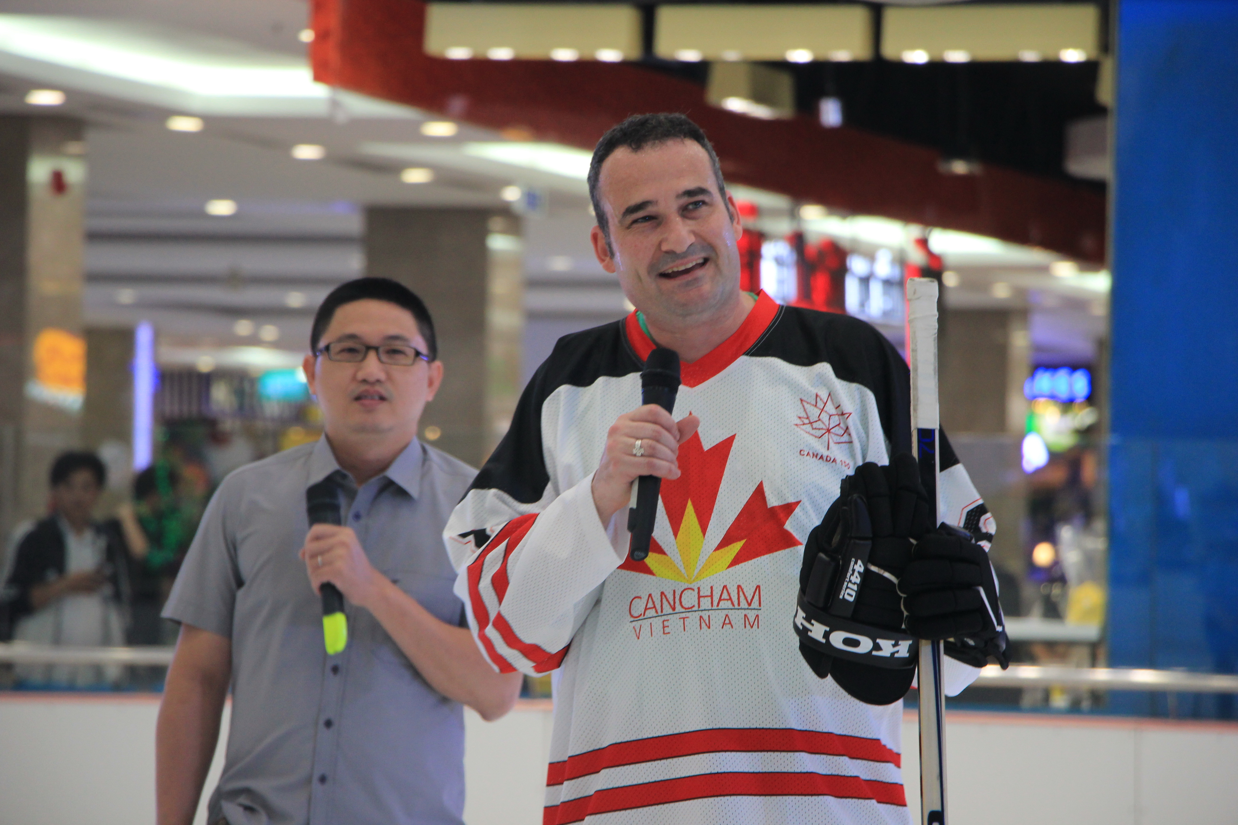 Canadian Consul General Kyle Nunas (R) gives opening remarks at the ice skating and hockey event hosted by the Consulate General of Canada and the Canadian Chamber of Commerce Vietnam in Ho Chi Minh City on December 14, 2017 - Photo: Dong Nguyen/ Tuoi Tre News