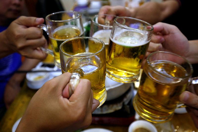 People drink beer in a restaurant in Hanoi, Vietnam April 17, 2017. Picture taken April 17, 2017. Photo: Reuters