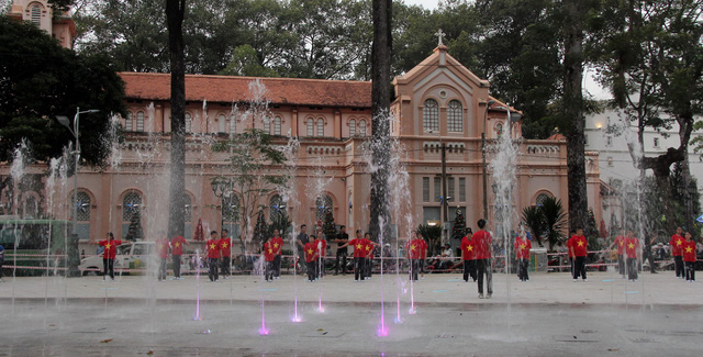 A group of youths rehearse for a performance at the Van Lang Park in District 5, Ho Chi Minh City, December 19, 2017. Photo: Tuoi Tre