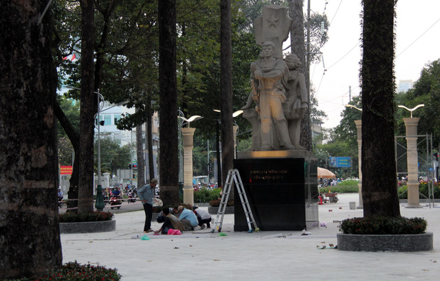 A monument is being finished at the Van Lang Park in District 5, Ho Chi Minh City, December 19, 2017. Photo: Tuoi Tre
