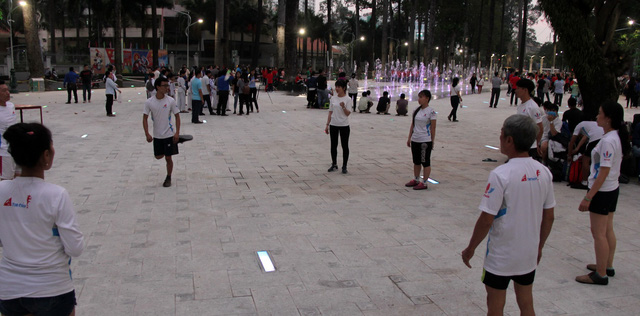 Locals play jianzi at the Van Lang Park in District 5, Ho Chi Minh City, December 19, 2017. Photo: Tuoi Tre