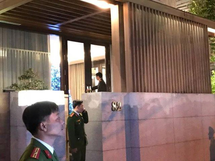 Police are seen in front of the house of Phan Van Anh Vu in Da Nang, central Vietnam, on December 21, 2017. Photo: Tuoi Tre