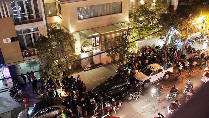 People watch as police search the house of Phan Van Anh Vu in Da Nang, central Vietnam. Photo: Tuoi Tre