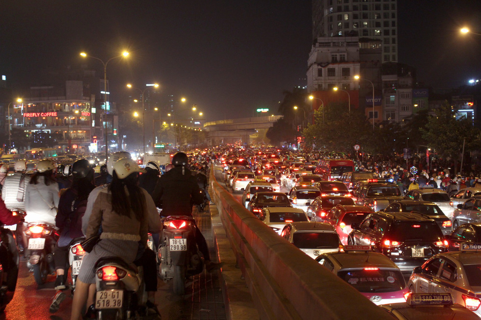 A flyover on Nguyen Trai Street is seen being filled with vehicles.