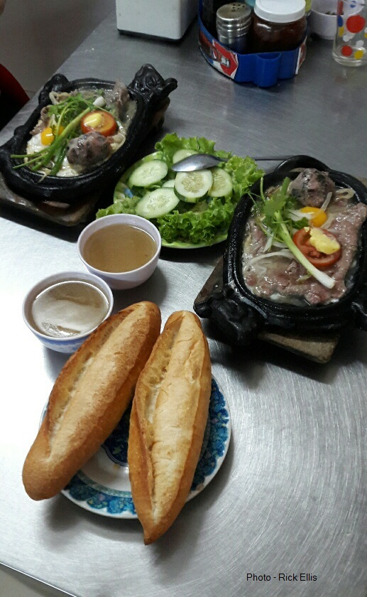 Bò né and Marinated meatballs