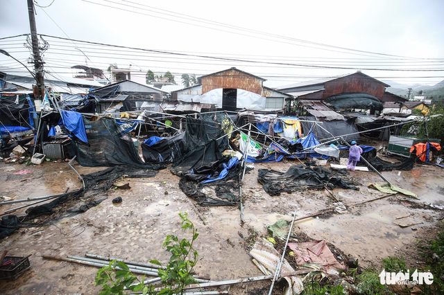 A market is seen in the aftermath of typhoon Damrey in Nha Trang, south-central Vietnam. Photo: Tuoi Tre