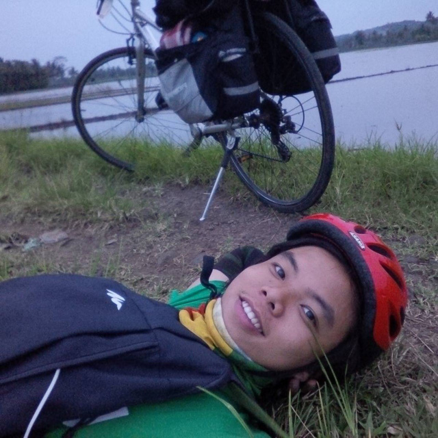 Anh and his old bicycle that he bought in Thailand. Photo: Anh's Facebook page