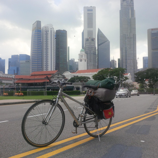 Anh stops to take a photo. Photo: Anh's Facebook page