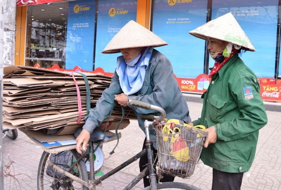 Two internal migrants who work as scrap collectors are seen in Ho Chi Minh City. Photo: Tuoi Tre