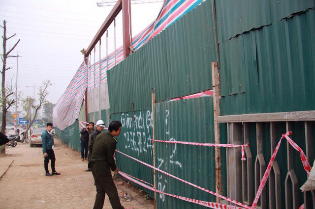 Authorities inspect the construction site in Hanoi where scaffolding collapsed on January 17, 2018. Photo: Tuoi Tre