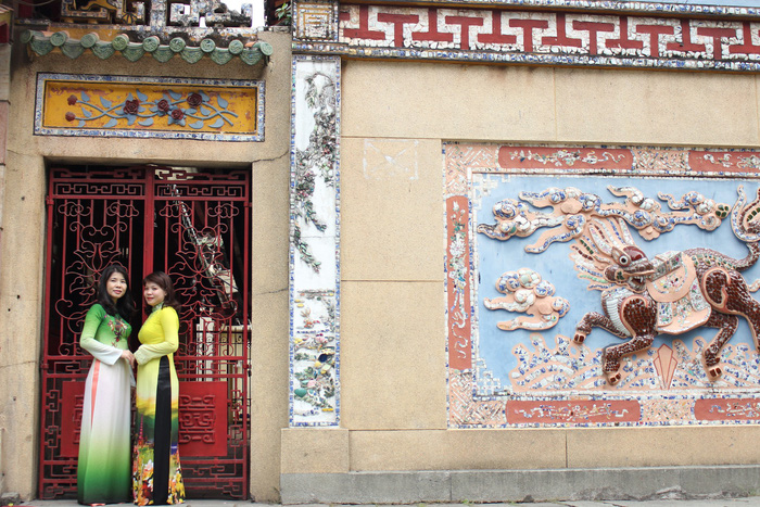 Women in the ao dai at the Tomb of the Marshal in Ba Chieu. Photo: Tuoi Tre