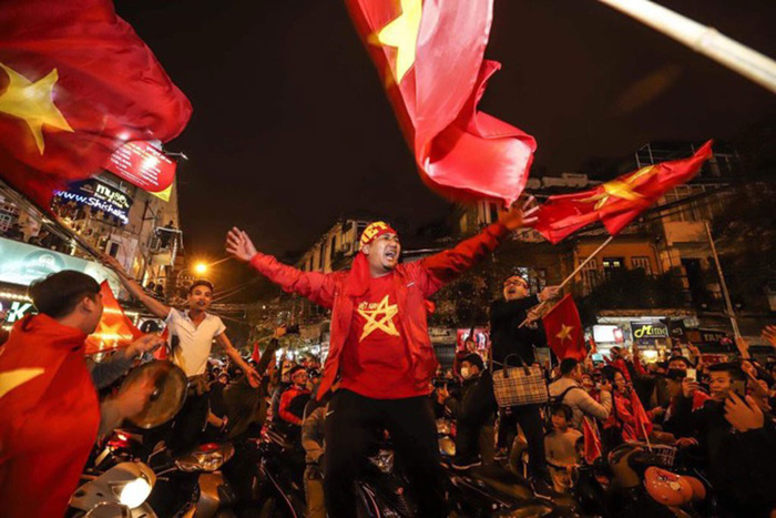 Fans take to the streets in Hanoi to celebrate Vietnam's historic spot in the semis of the 2018 AFC U23 Championship. Photo: Tuoi Tre
