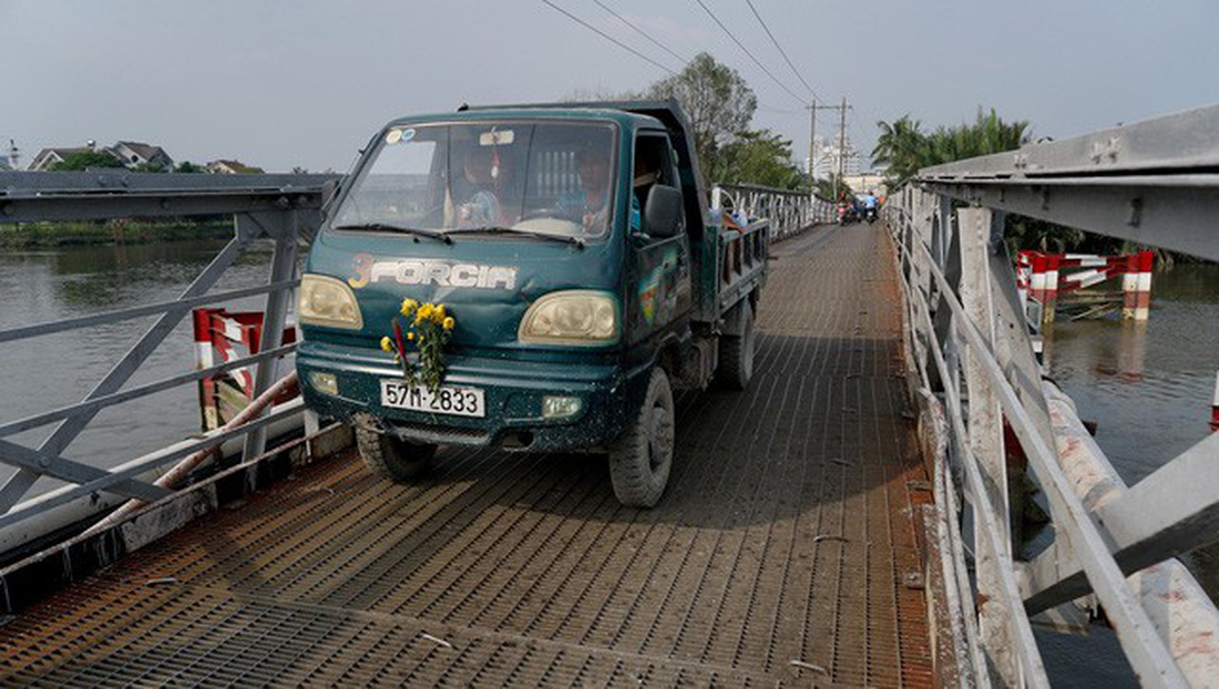 A truck travels on the Rach Dia Bridge in Nha Be District, Ho Chi Minh City. Photo: Tuoi Tre