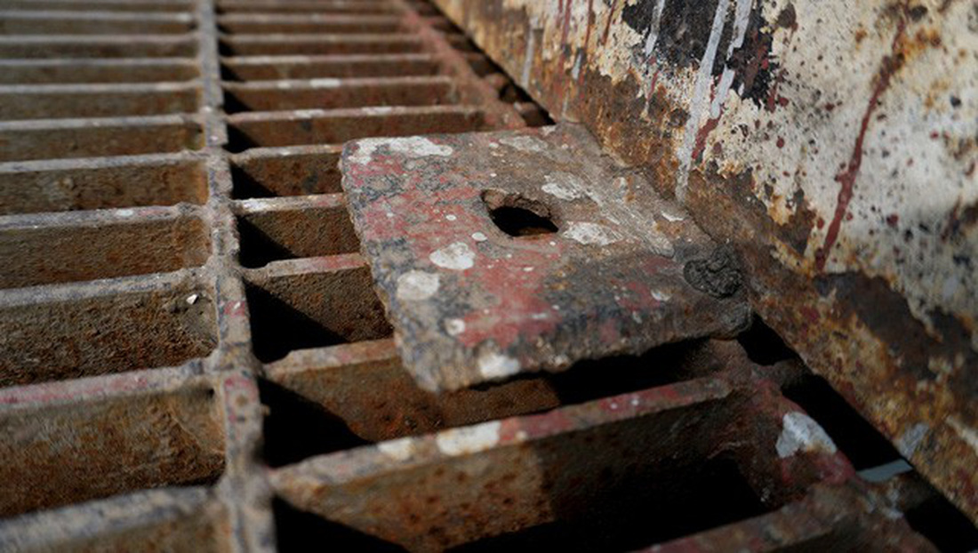 A bolt is missing from the bridge. Photo: Tuoi Tre