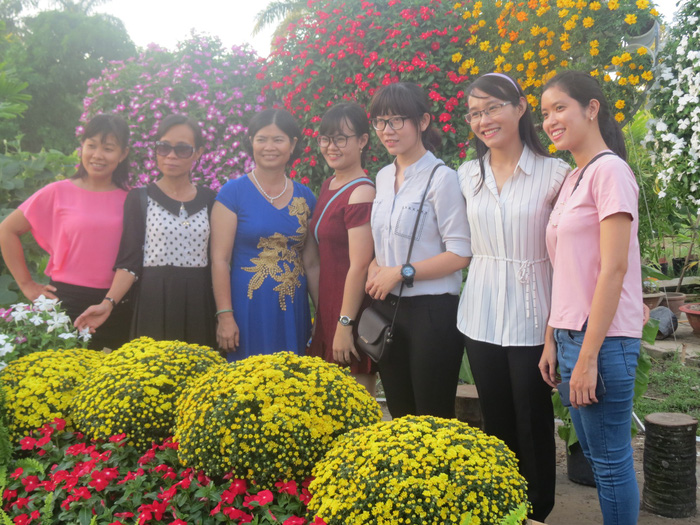 Tourists take a group photo in Sa Dec Flower Village. Photo: Tuoi Tre