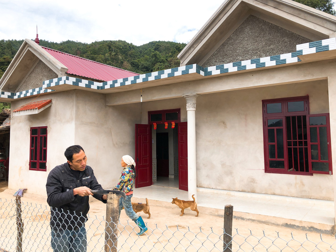 A local in Mau Son Commune, Lang Son Province fixes the fence of his newly built house. Photo: Tuoi Tre