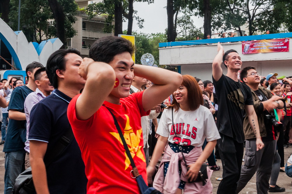 Fans react at the Ho Chi Minh City Youth Cultural House during Vietnam’s U23 AFC Championship semi-final against Qatar on January 23, 2018. Photo: Vu Ha Kim Vy