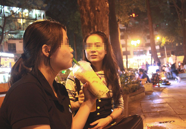 A large milk tea is sold for only VND12,000 (50 U.S. cents) at Turtle Lake, District 1, Ho Chi Minh City. Photo: Tuoi Tre