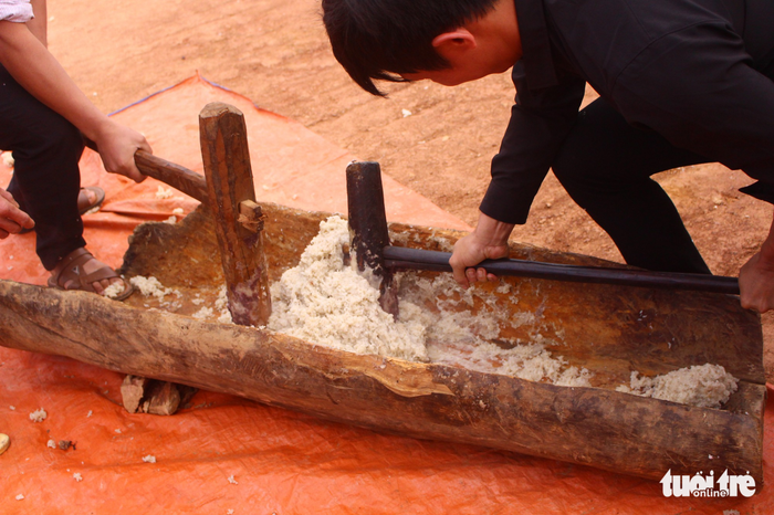 The hot sticky dough is evenly crushed. Photo: Tuoi Tre