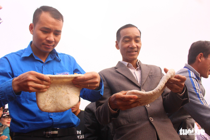Village officials judge the final products. Photo: Tuoi Tre
