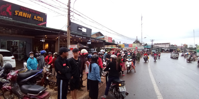 Locals gather outside the resident of Tran Quoc Vu as authorities investigate the crime scene in Lam Dong Province, January 28, 2018. Photo: Tuoi Tre