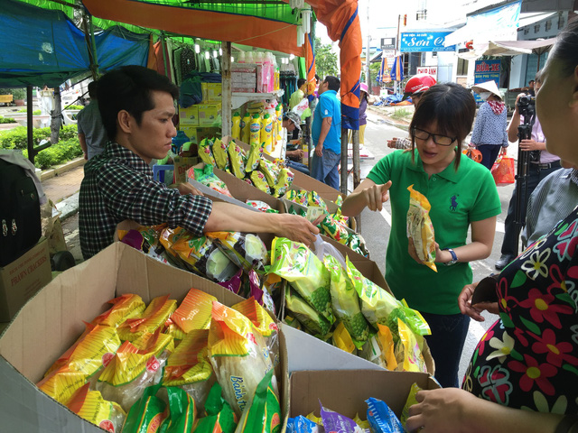 People choose Vietnamese goods at a trade fair. Photo: Tuoi Tre