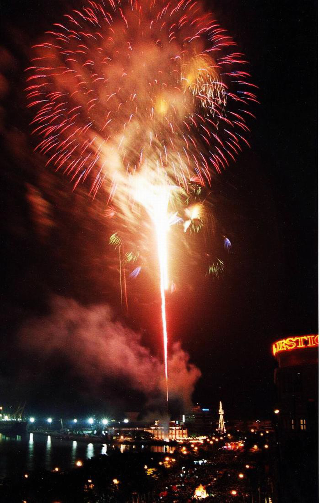 Firework displays in Ho Chi Minh City on the 1998 Lunar New Year. Photo: Tuoi Tre