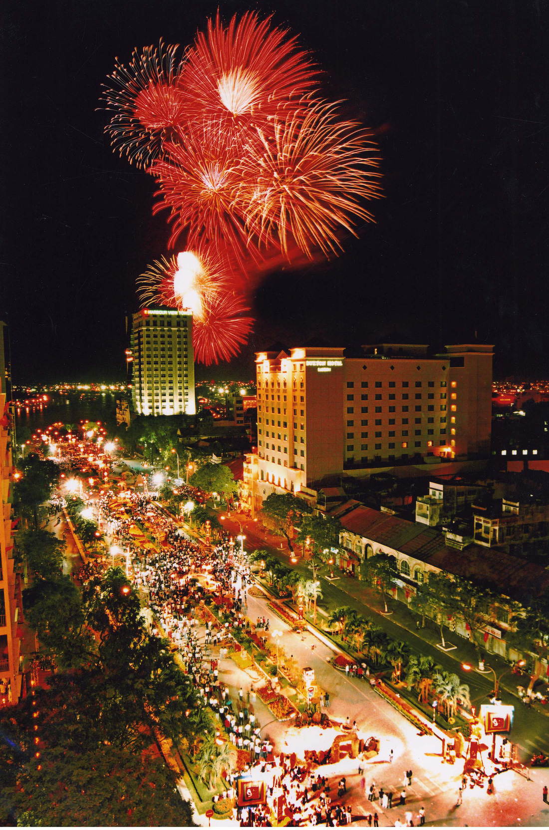 Firework displays in Ho Chi Minh City on the 2005 Lunar New Year. Photo: Tuoi Tre