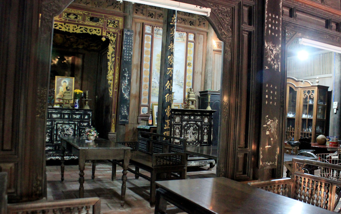 An old sofa has turned dark in Mr. Vo’s ancient house. Photo: Tuoi Tre