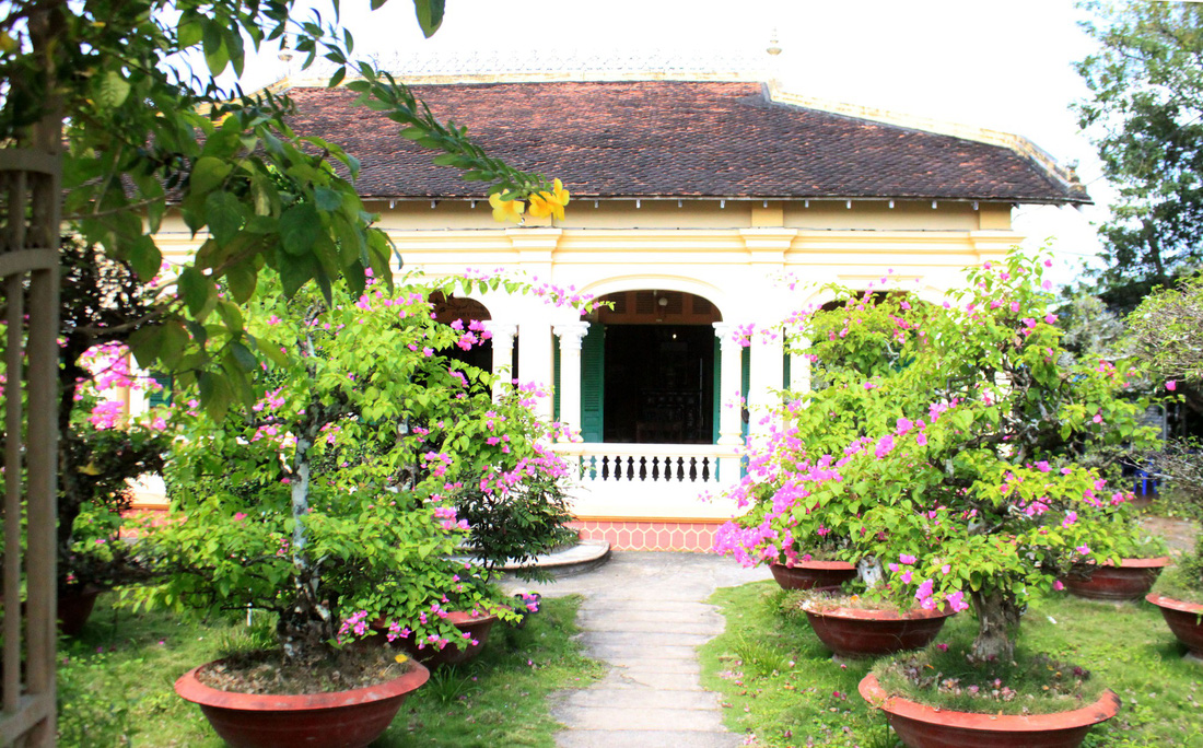 One of the ancient houses in the village, built in 1938. The design is a combination of Western and Eastern architecture. Photo: Tuoi Tre