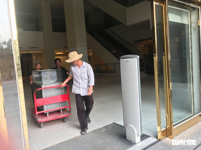 People move furniture out of the Parkson Flemington department store in Ho Chi Minh City on February 26, 2018. Photo: Tuoi Tre